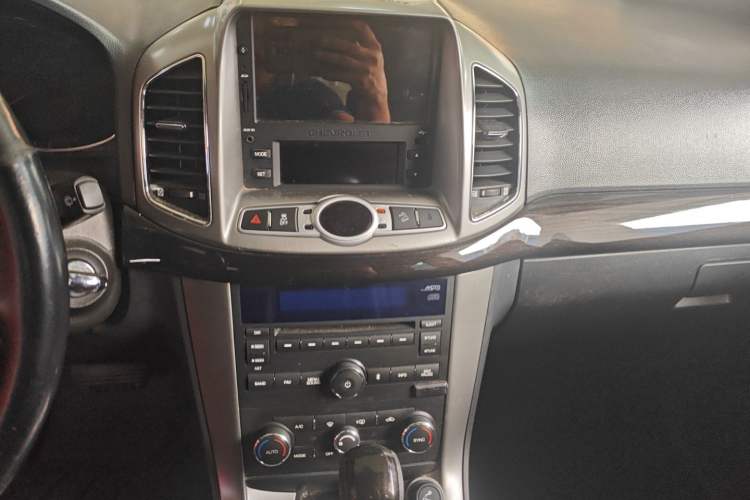 Used Chevrolet Captiva 2015 2.4L 4x4 Flagship Edition 7-Seater Audio And AC Panel