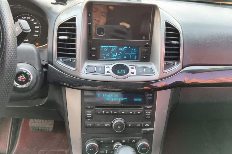Used Chevrolet Captiva 2015 2.4L 4x4 Flagship Edition 7-Seater Audio And AC Panel