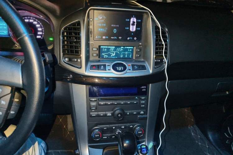 Used Chevrolet Captiva 2015 2.4L 4x4 Flagship Edition 7-Seater Audio And AC Panel