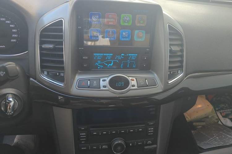 Used Chevrolet Captiva 2015 2.4L 4x4 Flagship Edition 7-Seater Audio And AC Panel