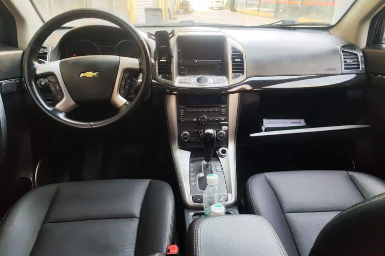 Used Chevrolet Captiva 2015 2.4L 4x4 Flagship Edition 7-Seater Center Console