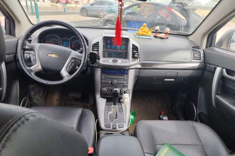 Used Chevrolet Captiva 2015 2.4L 4x4 Flagship Edition 7-Seater Center Console