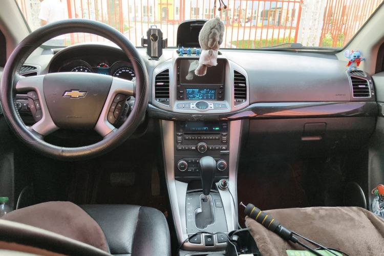 Used Chevrolet Captiva 2015 2.4L 4x4 Flagship Edition 7-Seater Center Console
