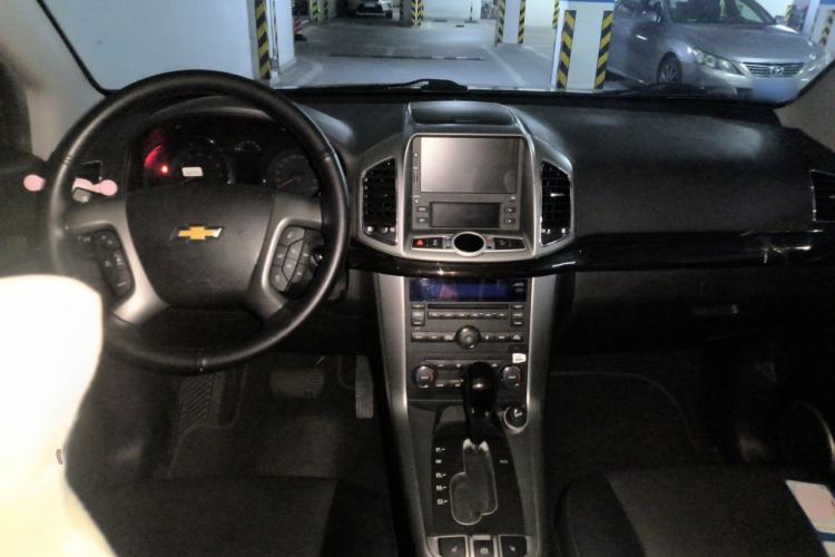 Used Chevrolet Captiva 2015 2.4L 4x4 Flagship Edition 7-Seater Center Console