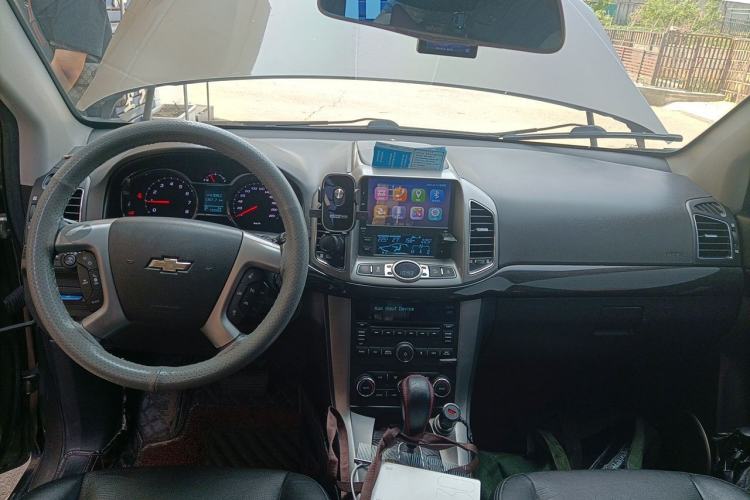 Used Chevrolet Captiva 2015 2.4L 4x4 Flagship Edition 7-Seater Center Console