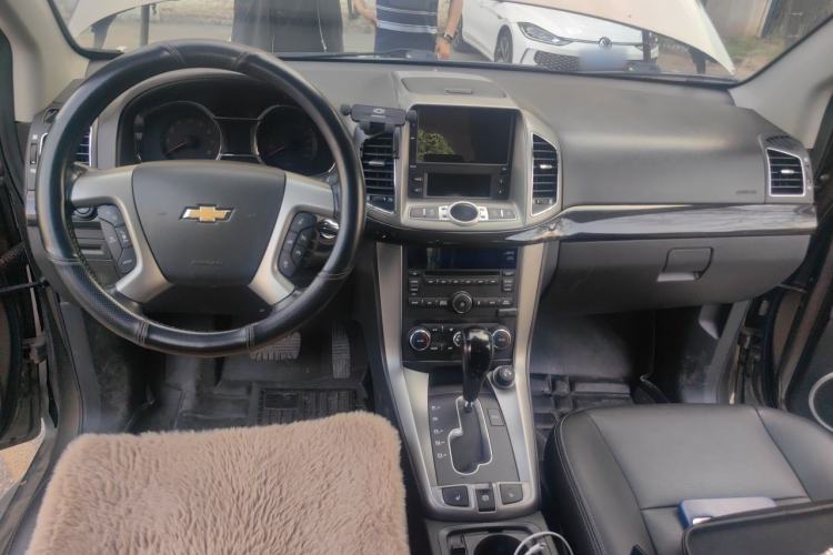 Used Chevrolet Captiva 2015 2.4L 4x4 Flagship Edition 7-Seater Center Console