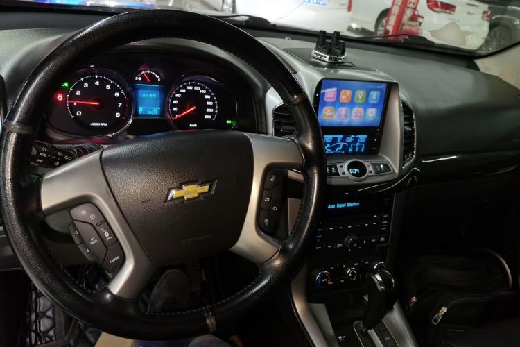 Used Chevrolet Captiva 2015 2.4L 4x4 Flagship Edition 7-Seater Center Console