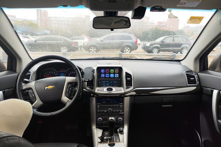 Used Chevrolet Captiva 2015 2.4L 4x4 Flagship Edition 7-Seater Center Console
