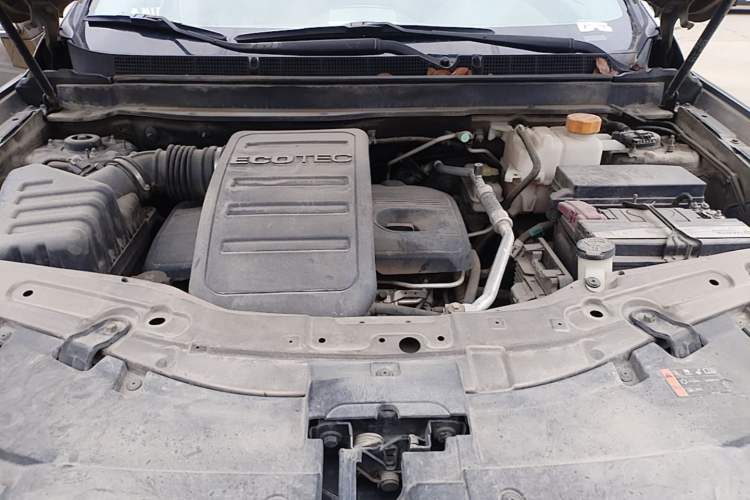 Used Chevrolet Captiva 2015 2.4L Two-Wheel Drive Urban Version 5 Seats Engine Bay