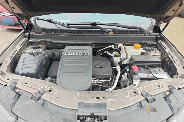 Used Chevrolet Captiva 2015 2.4L Two-Wheel Drive Urban Version 5 Seats Engine Bay