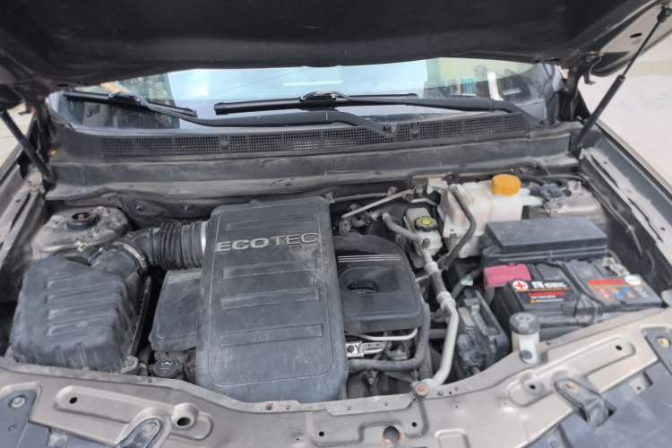 Used Chevrolet Captiva 2015 2.4L Two-Wheel Drive Urban Version 5 Seats Engine Bay