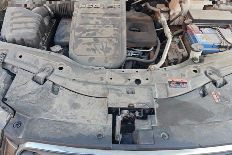 Used Chevrolet Captiva 2015 2.4L 4x4 Flagship Edition 7-Seater Engine Bay