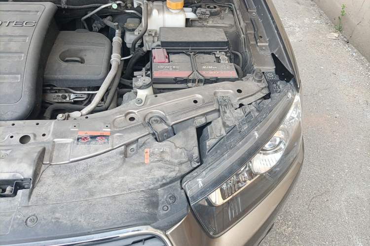 Used Chevrolet Captiva 2015 2.4L 4x4 Flagship Edition 7-Seater Engine Bay Left