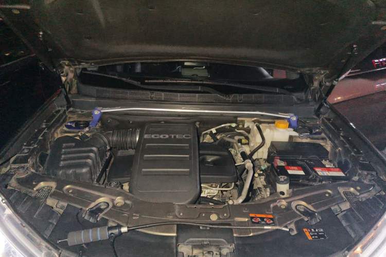 Used Chevrolet Captiva 2015 2.4L 4x4 Flagship Edition 7-Seater Engine Bay
