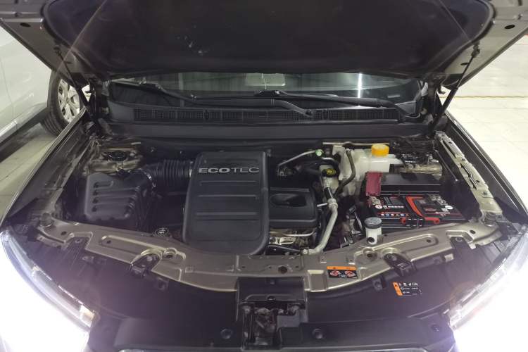 Used Chevrolet Captiva 2015 2.4L 4x4 Flagship Edition 7-Seater Engine Bay