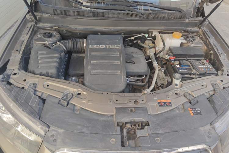 Used Chevrolet Captiva 2015 2.4L 4x4 Flagship Edition 7-Seater Engine Bay