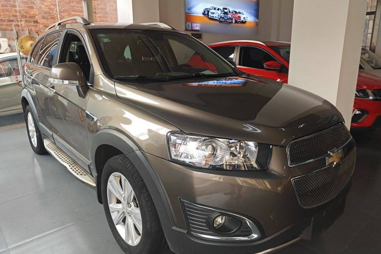 Used Chevrolet Captiva 2015 2.4L 4x4 Flagship Edition 7-Seater Front Right 45 Deg