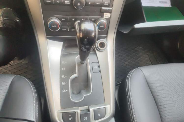 Used Chevrolet Captiva 2015 2.4L 4x4 Flagship Edition 7-Seater Gear Lever