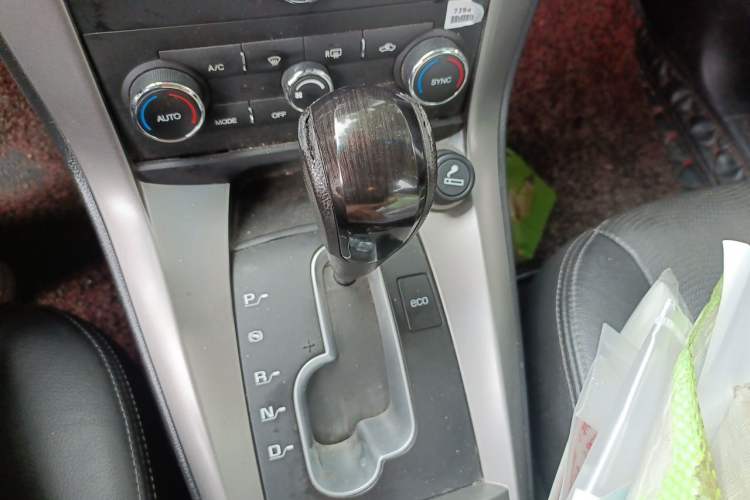 Used Chevrolet Captiva 2015 2.4L 4x4 Flagship Edition 7-Seater Gear Lever