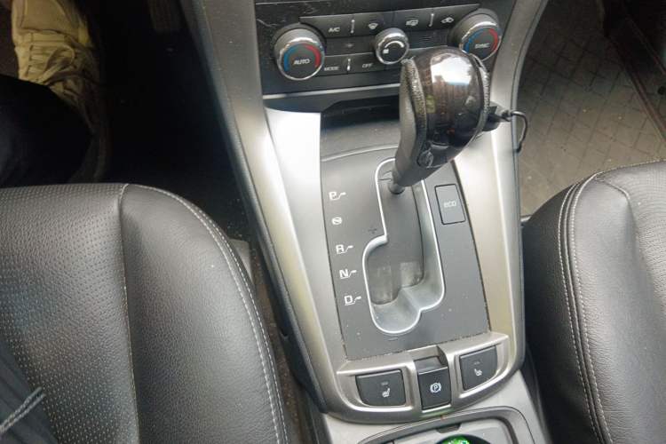 Used Chevrolet Captiva 2015 2.4L 4x4 Flagship Edition 7-Seater Gear Lever