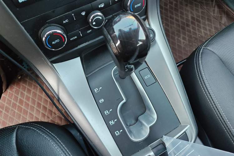 Used Chevrolet Captiva 2015 2.4L 4x4 Flagship Edition 7-Seater Gear Lever