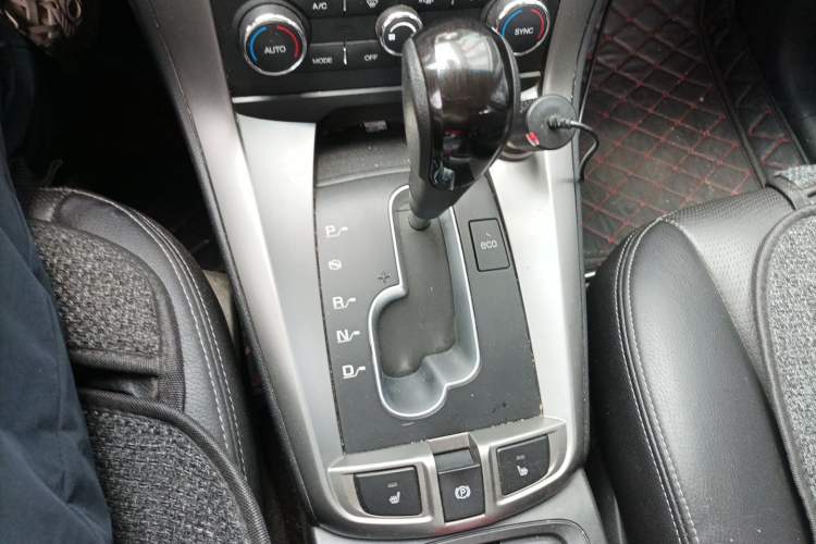 Used Chevrolet Captiva 2015 2.4L 4x4 Flagship Edition 7-Seater Gear Lever