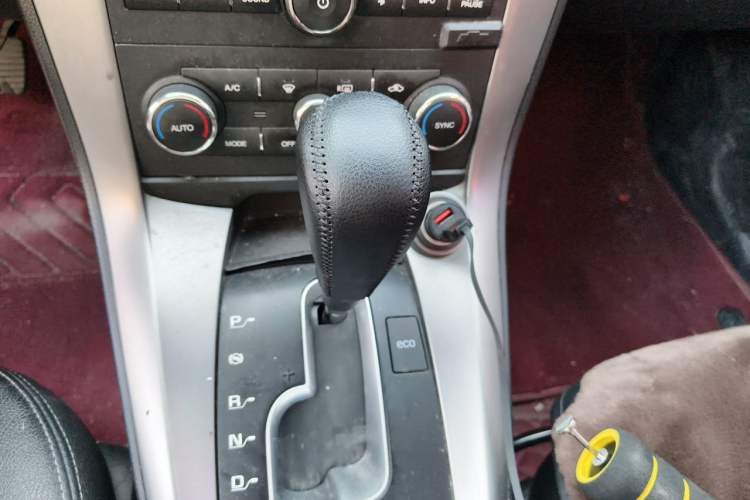 Used Chevrolet Captiva 2015 2.4L 4x4 Flagship Edition 7-Seater Gear Lever