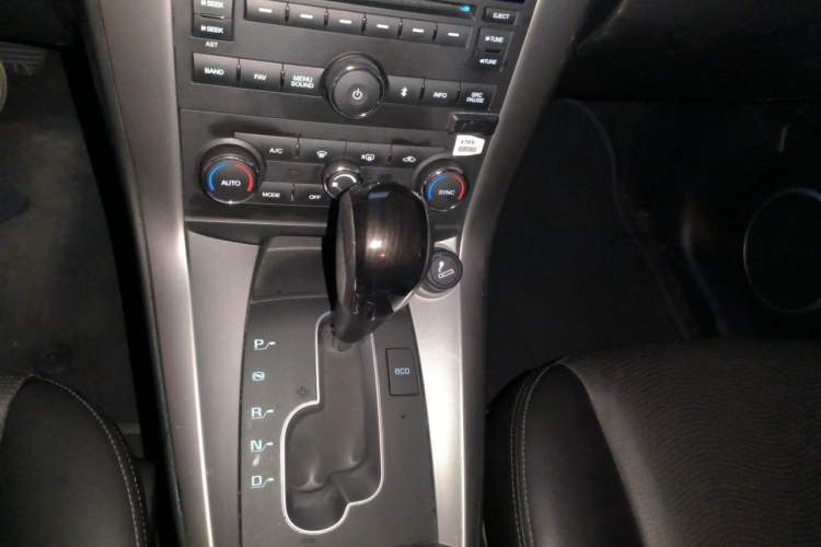 Used Chevrolet Captiva 2015 2.4L 4x4 Flagship Edition 7-Seater Gear Lever
