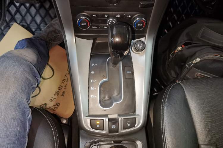 Used Chevrolet Captiva 2015 2.4L 4x4 Flagship Edition 7-Seater Gear Lever