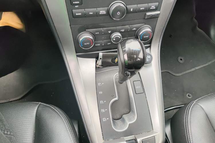 Used Chevrolet Captiva 2015 2.4L 4x4 Flagship Edition 7-Seater Gear Lever