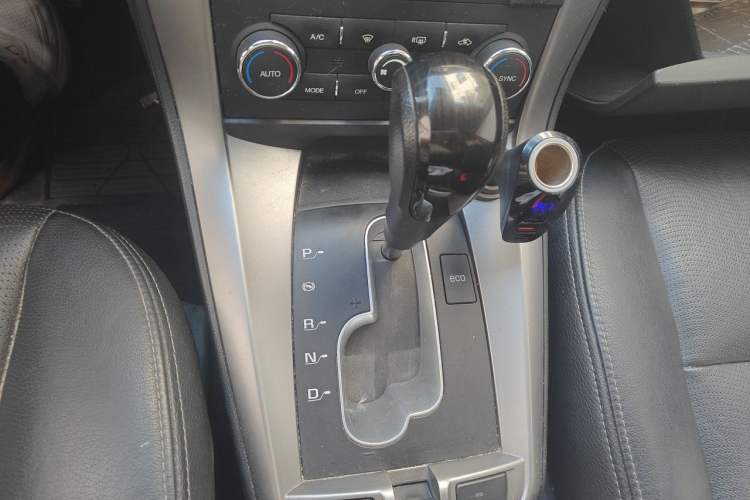 Used Chevrolet Captiva 2015 2.4L 4x4 Flagship Edition 7-Seater Gear Lever
