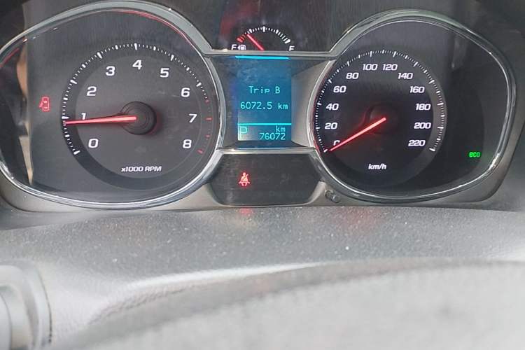 Used Chevrolet Captiva 2015 2.4L Two-Wheel Drive Urban Version 5 Seats Odometer Close Up