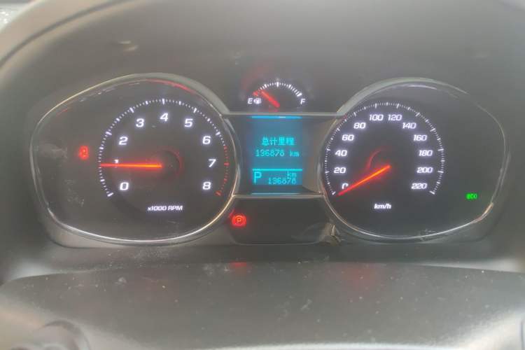 Used Chevrolet Captiva 2015 2.4L 4x4 Flagship Edition 7-Seater Odometer Close Up