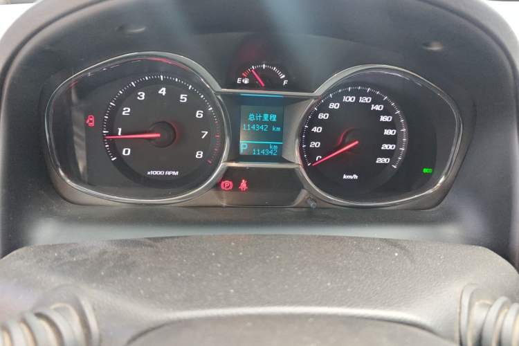 Used Chevrolet Captiva 2015 2.4L Two-Wheel Drive Urban Version 5 Seats Odometer Close Up