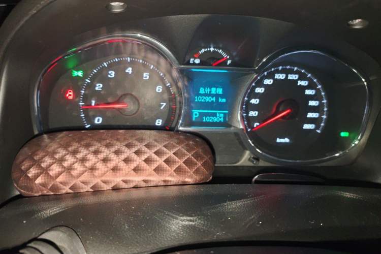 Used Chevrolet Captiva 2015 2.4L 4x4 Flagship Edition 7-Seater Odometer Close Up