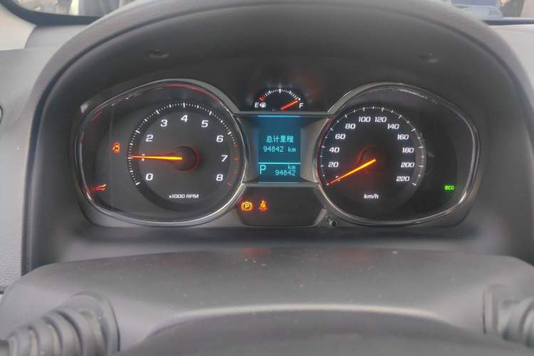Used Chevrolet Captiva 2015 2.4L 4x4 Flagship Edition 7-Seater Odometer Close Up