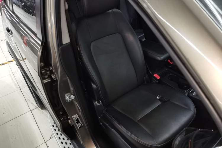 Used Chevrolet Captiva 2015 2.4L 4x4 Flagship Edition 7-Seater Right Front Seat