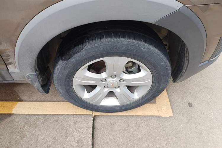 Used Chevrolet Captiva 2015 2.4L Two-Wheel Drive Urban Version 5 Seats Right Front Wheel Hub