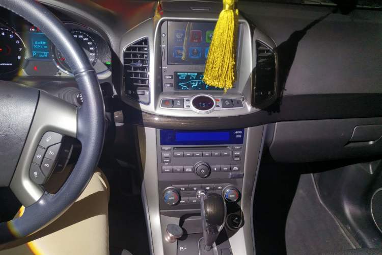 Used Chevrolet Captiva 2015 2.4L 4x4 Flagship Edition 7-Seater Audio And AC Panel