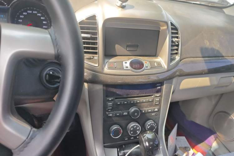 Used Chevrolet Captiva 2015 2.4L Two-Wheel Drive Urban Version 5 Seats Audio And AC Panel