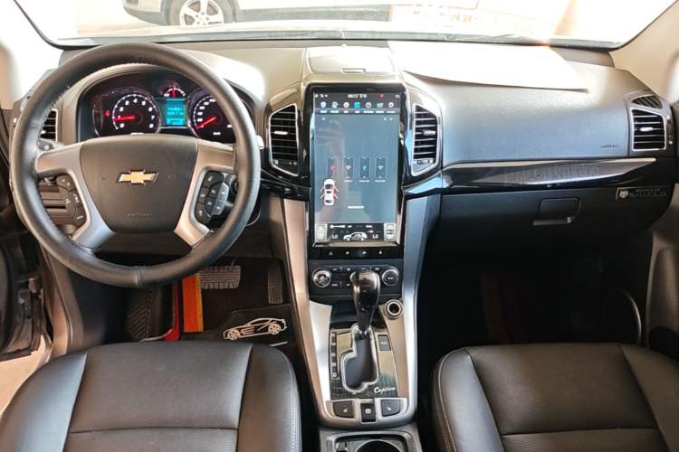 Used Chevrolet Captiva 2015 2.4L 4x4 Flagship Edition 7-Seater Center Console