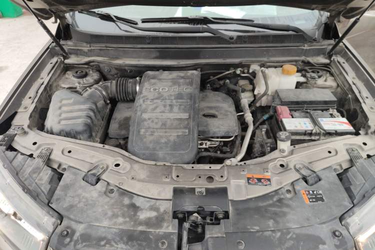 Used Chevrolet Captiva 2015 2.4L 4x4 Flagship Edition 7-Seater Engine Bay