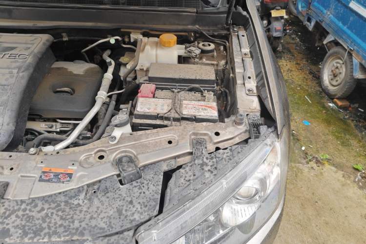 Used Chevrolet Captiva 2015 2.4L 4x4 Flagship Edition 7-Seater Engine Bay Left