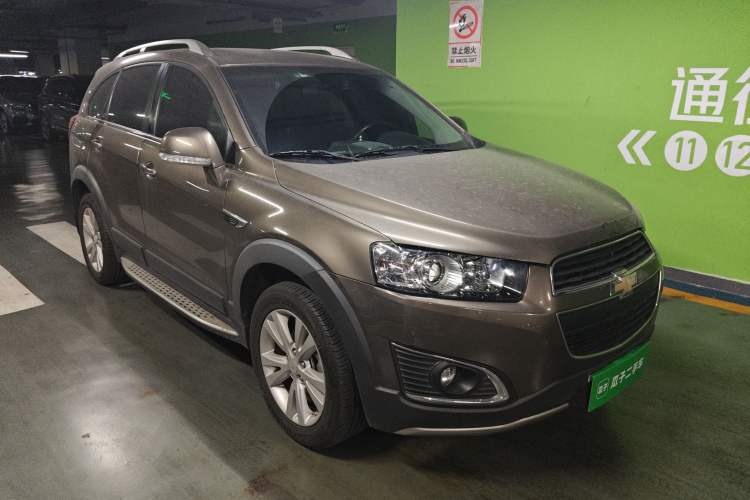 Used Chevrolet Captiva 2015 2.4L 4x4 Flagship Edition 7-Seater Front Right 45 Deg