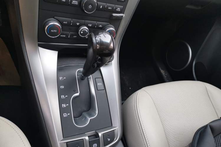 Used Chevrolet Captiva 2015 2.4L 4x4 Flagship Edition 7-Seater Gear Lever