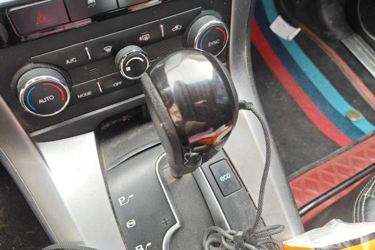Used Chevrolet Captiva 2015 2.4L 4x4 Flagship Edition 7-Seater Gear Lever