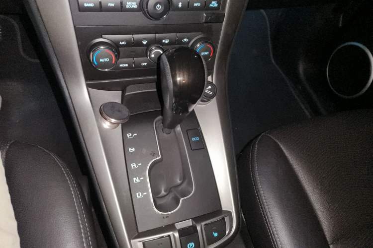 Used Chevrolet Captiva 2015 2.4L 4x4 Flagship Edition 7-Seater Gear Lever