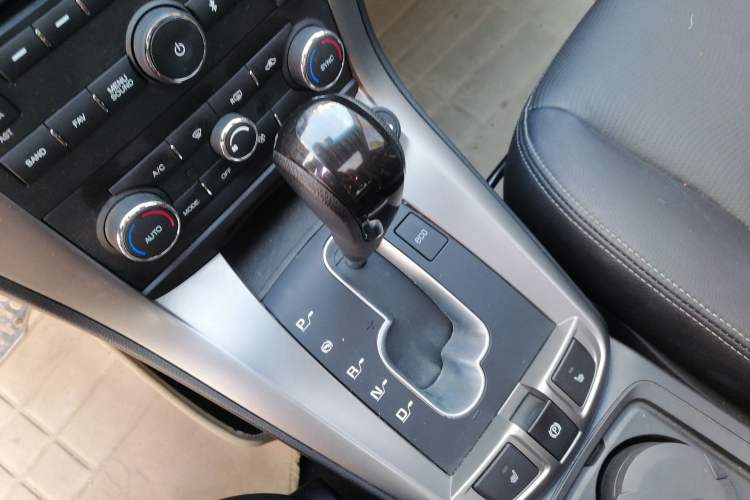 Used Chevrolet Captiva 2015 2.4L 4x4 Flagship Edition 7-Seater Gear Lever