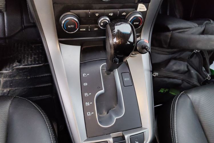 Used Chevrolet Captiva 2015 2.4L 4x4 Flagship Edition 7-Seater Gear Lever