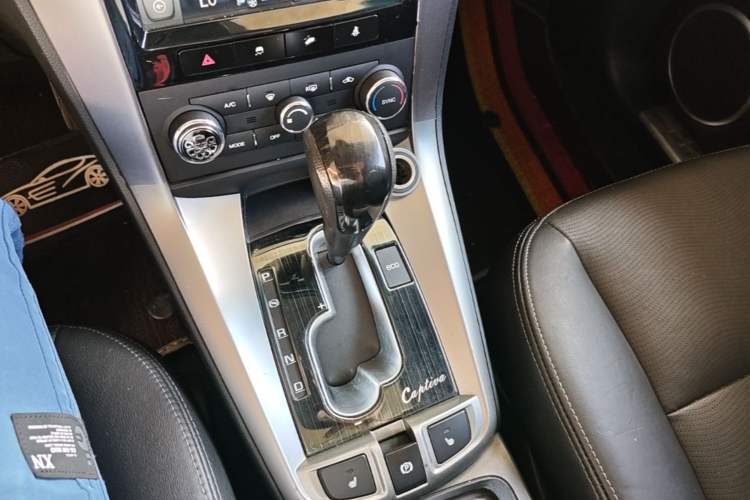 Used Chevrolet Captiva 2015 2.4L 4x4 Flagship Edition 7-Seater Gear Lever